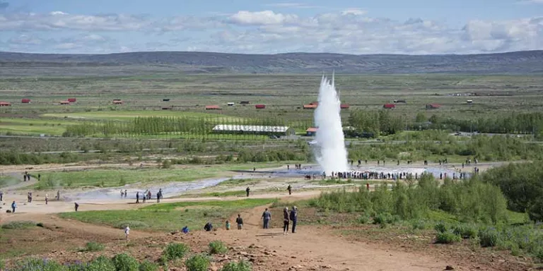 Golden Circle Classic Tour with Reykjavik Sightseeing - Summer view