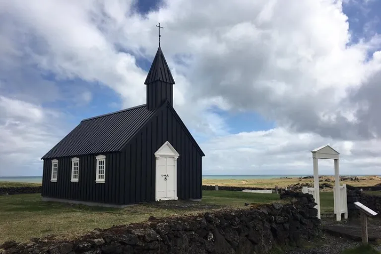 B&uacute;&eth;arkirkja church